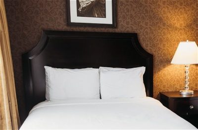 King Deluxe ADA With One King Bed