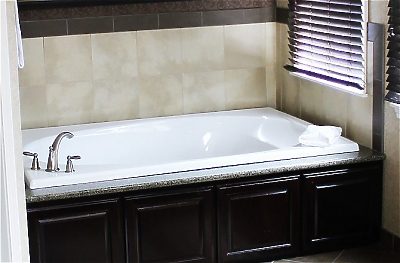 King Whirlpool Suite With One King Bed