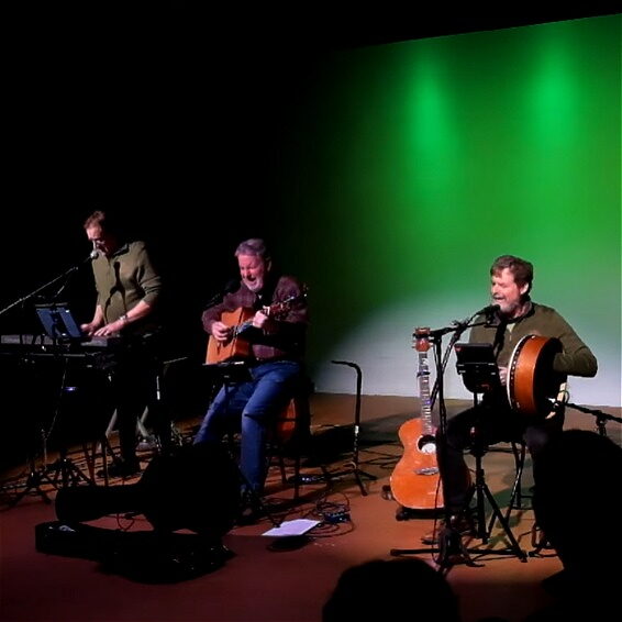 Michael Staszak, keyboard; Bill Fallon, banjo;  John Roche, bodhr&aacute;n