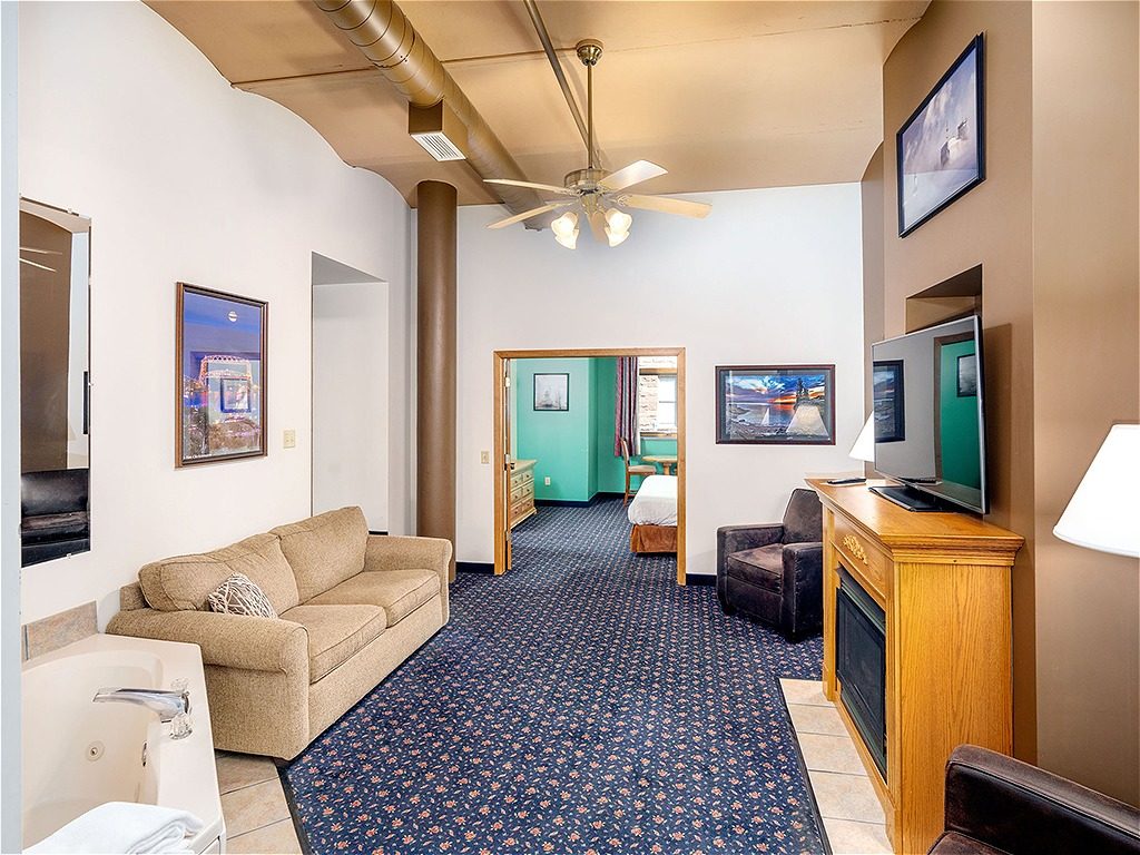 Two King Whirlpool Condo Suite 5