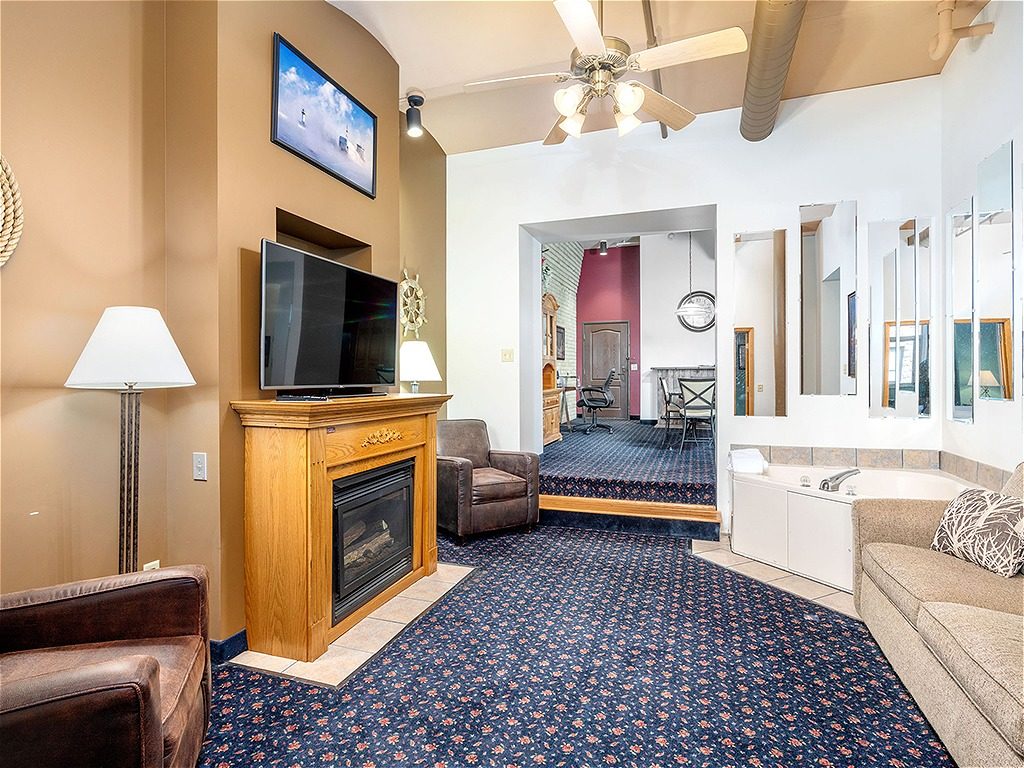 Two King Whirlpool Condo Suite 7