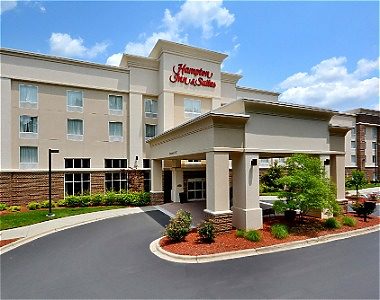 Hampton Inn & Suites Huntersville exterior building